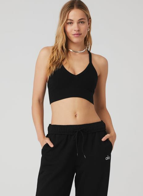 ALO YOGA: Dallo studio alla strada, il brand che ha ridefinito il benessere con stile